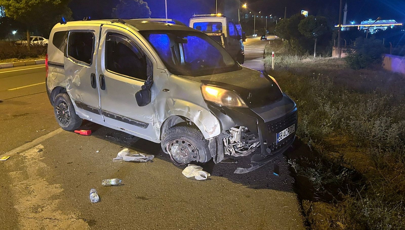 Sivas’ta refüje çarpan hafif ticari araç devrildi: 3 yaralı