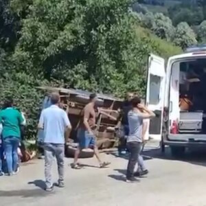 duzcede findik iscilerini tasiyan romork devrildi fyUUZzmZ