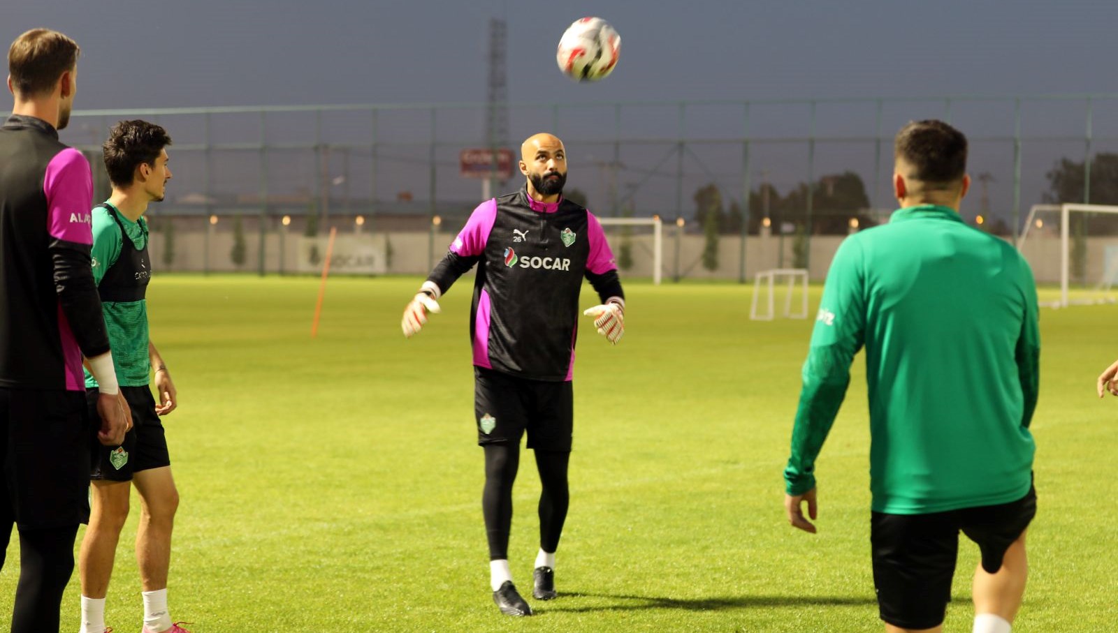 bir donemsampiyonlar ligindeydi simdi igdirda oynuyor buradaki insanlar cok sicak HYXOZqAJ