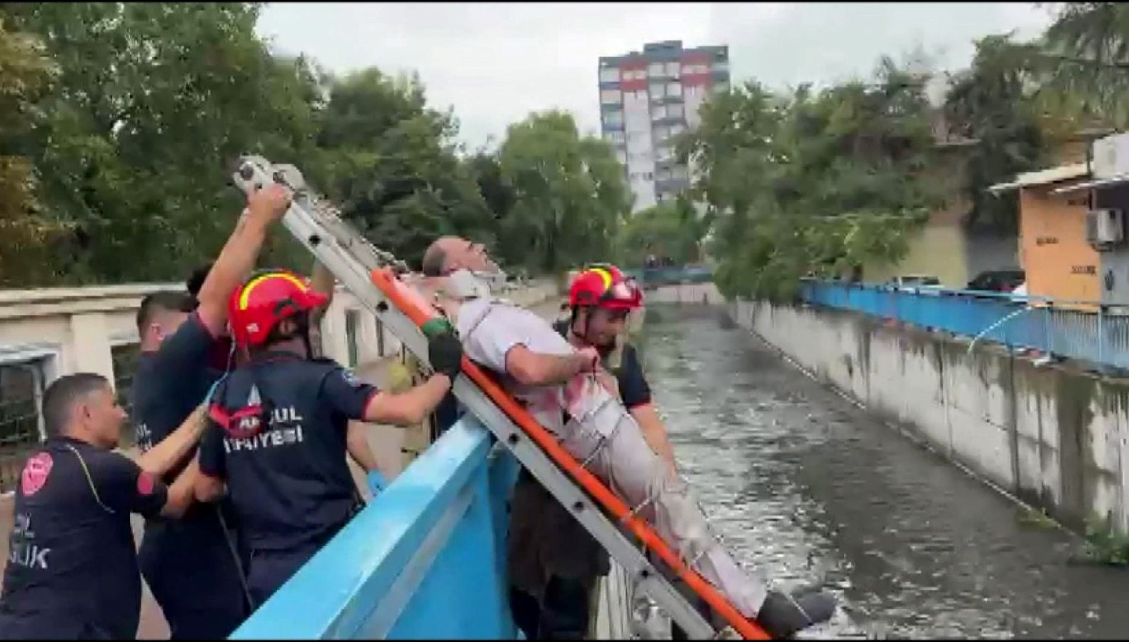 kafenin catisindan dereye dustu itfaiye ekipleri kurtardi 8aGMyrbs