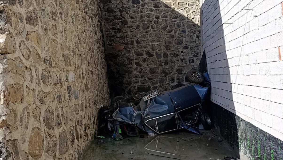 gumushanede otomobil istinat duvarini asip otoparka dustu fxObTOZO.jpg