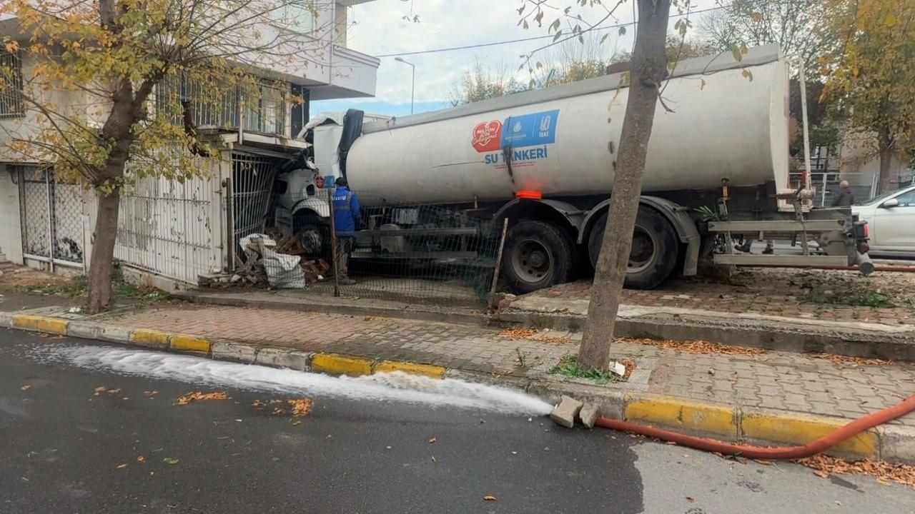 kucukcekmecede iskiye ait su tankerinin is yerine girdigi anlar CicunUjd.jpg